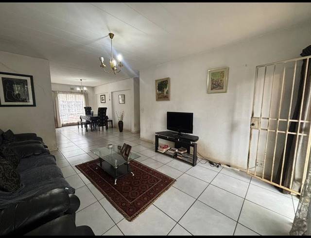 3 BEDROOM APARTMENT FOR SALE IN WINDSOR WEST